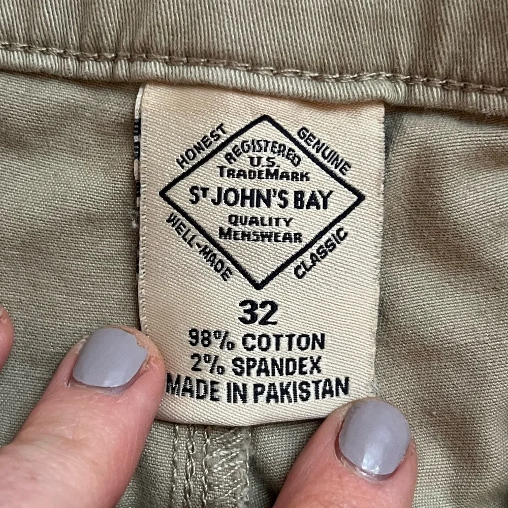 St. John's Bay Men’s Khaki Tan Cargo Shorts Relaxed Fit Size 32 Outdoors Hiking
